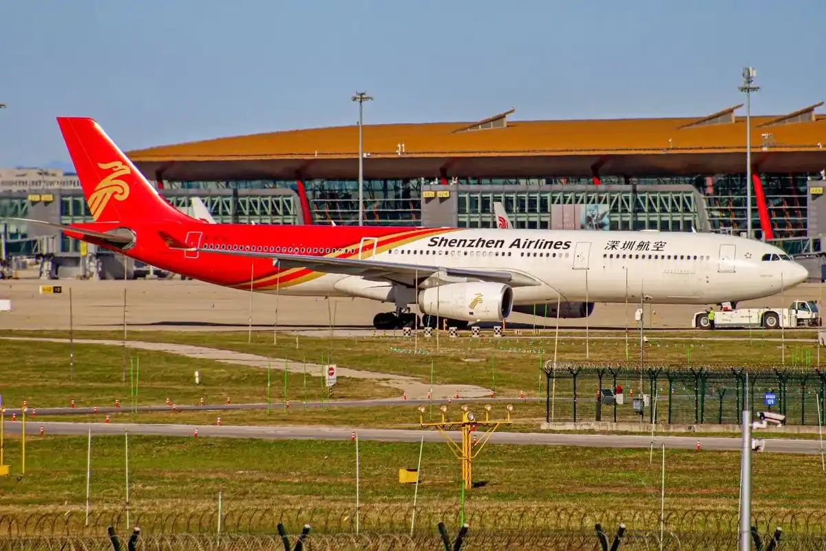 深圳航空a330-343 b1072  首都机场36r跑道全 - 抖音