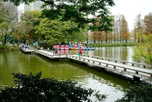 踏春:重游东湖九曲桥