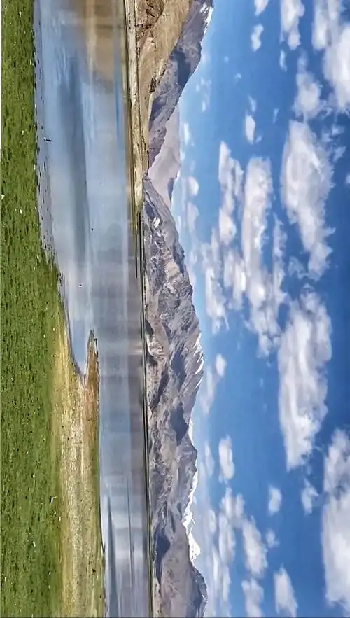 美丽的中印边境班公湖.(图片来自网络)