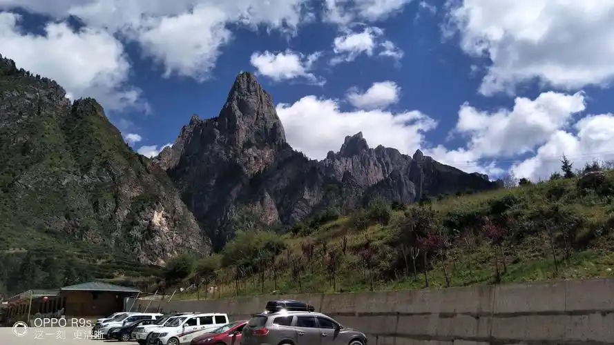 扎尕那藏寨,位于甘肃省甘南迭部县境内,海拔3000米,但四周的高山却在