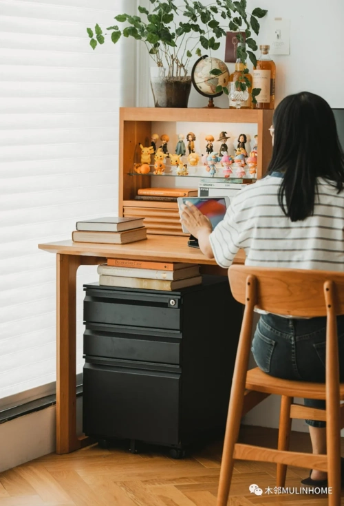 女生可以在留白长桌 发挥最美办公桌的创作