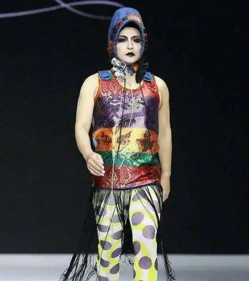 红口罩斜挎包穿拖鞋走机场,大秀舞姿滑稽俏皮_时候_奇装异服_手机壳