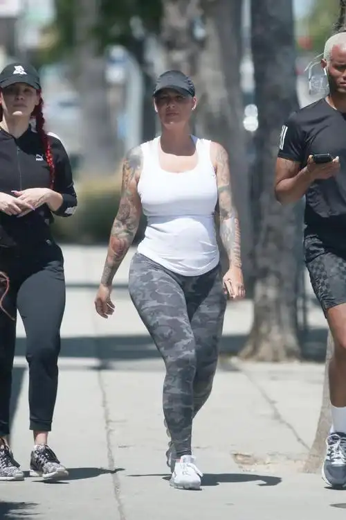 艾波·罗斯(amber rose)出生于1982年.