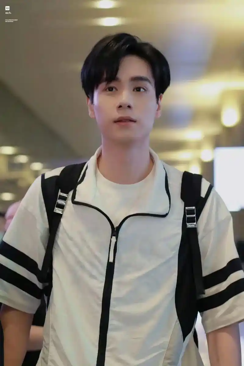 胡一天图片来源见水印💓秒变可爱男大