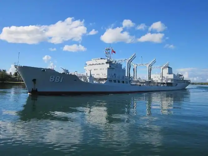 中国海军881号补给舰