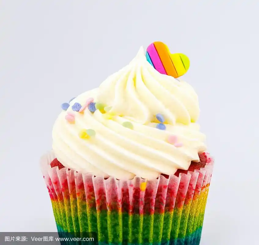 白色的心形彩虹情人节纸杯蛋糕.