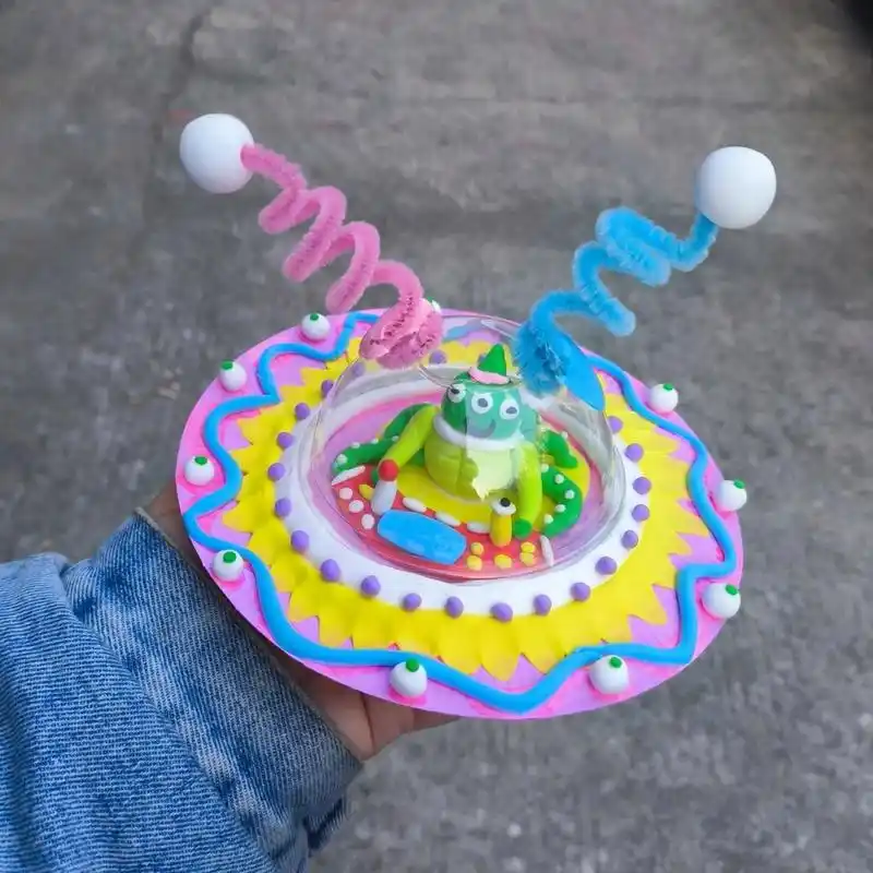 7~8岁综合手工《太空飞船》 7~8岁创意美术综合手工《太空飞船》 适合