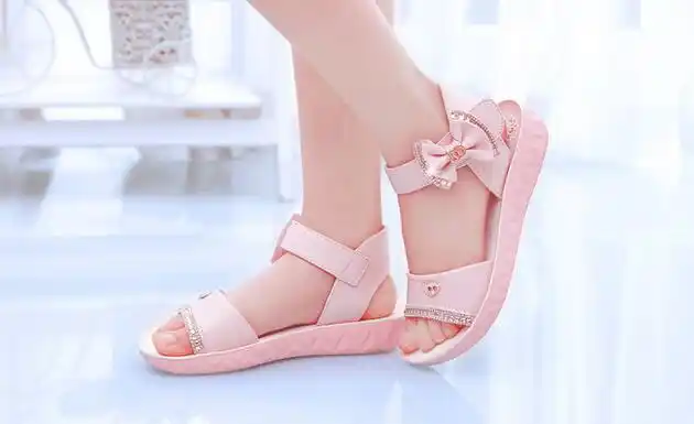 女孩最爱的粉红色儿童新款时尚凉鞋
