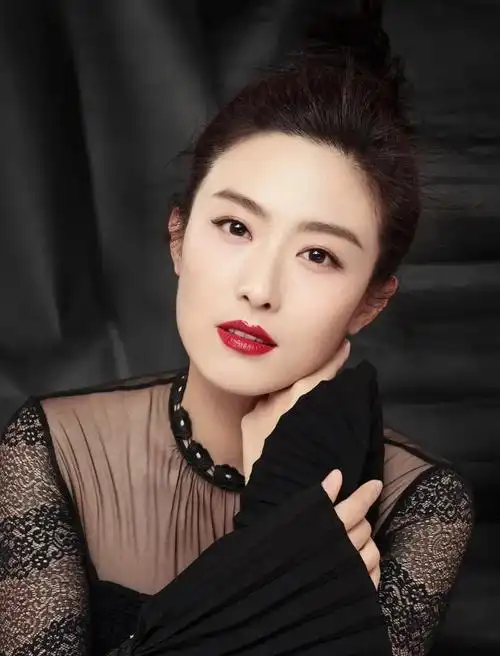 吉林美女演员徐百慧(长相大方五官分明端庄魅力属于那种大气的女性)