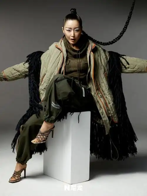 回归首封!孙悦复古烟熏眼妆登《尼龙》,唱跳天后霸气登场