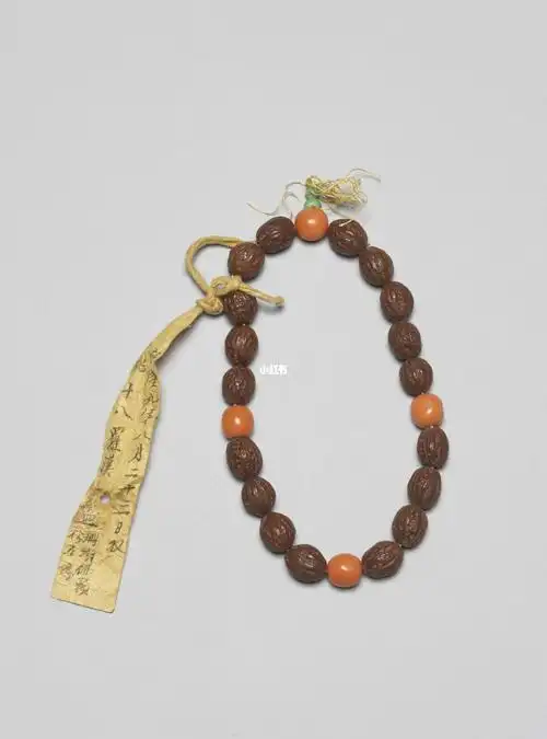 小桃核十八子台北故宫博物院藏