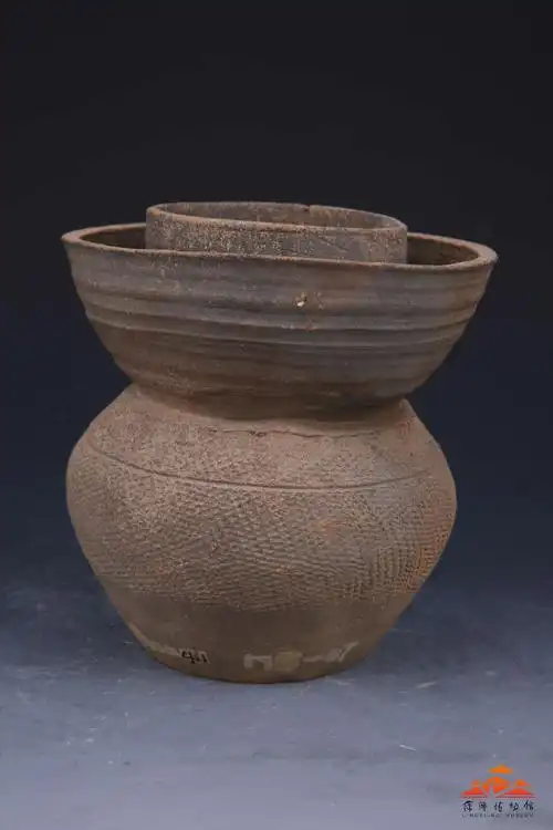 东汉斜方格纹双唇陶罐