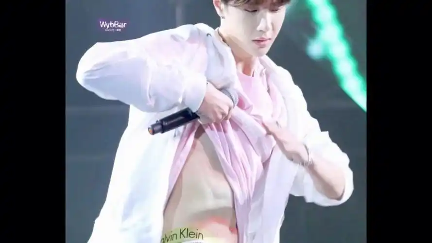 【王一博】王耶啵腹肌大赏 传说中的一块原来是华夫饼