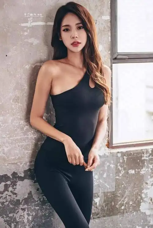 身体曲线优美的打底裤唯美女孩彰显女性的曲线身材