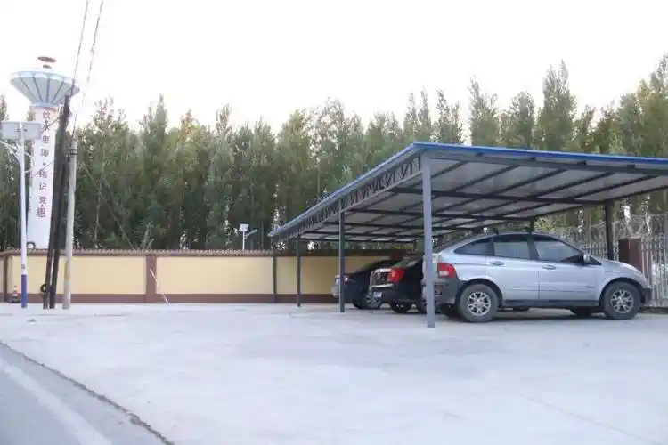 肖乃村新建的停车棚.