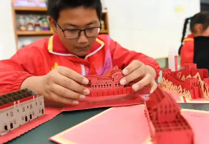 4月21日,上虞区丰惠镇中心小学学生在美术课上制作红船主题的手工作品