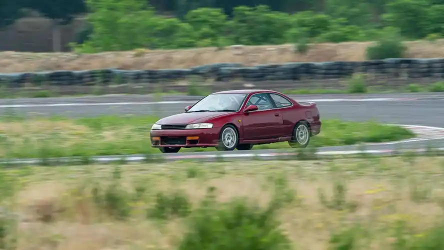 丰田第七代卡罗拉的衍生车型,双门轿跑levin gt-apex,ae86的正统继