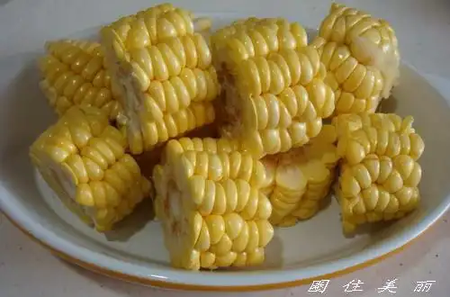 玉米洗净后切块