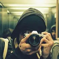 手拿单反相机的男头像,男生头像图片