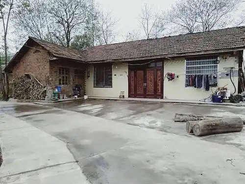 这是82年在自已的宅基上修建的大队首栋砖瓦房,我们全家在这里生活了8