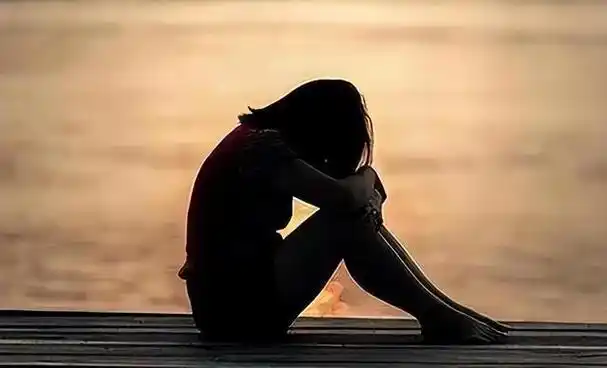 回顾学霸杨元元带母上学最终厕所自缢身亡生生被母亲吸干血