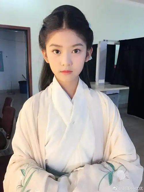 赵蕴卓优宝最喜欢古装了两种发型大家喜欢哪个