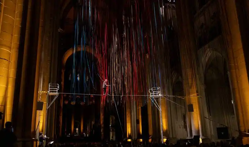 新华社/欧新当日,菲利普·珀蒂在纽约圣约翰大教堂进行了名为"彩带