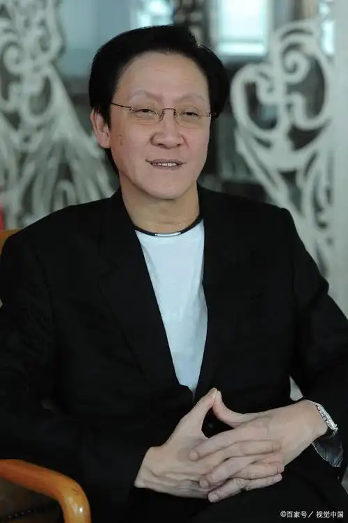 向华胜很器重周星驰,周星驰拍戏时,他经常带水果来探班