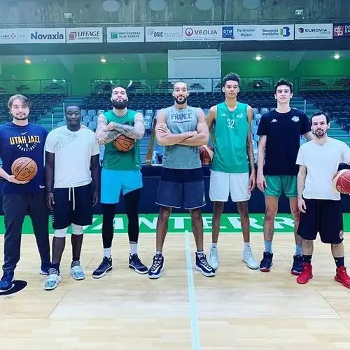 16岁天才打服戈贝尔多队将为他疯狂摆烂球探萨博尼斯重现