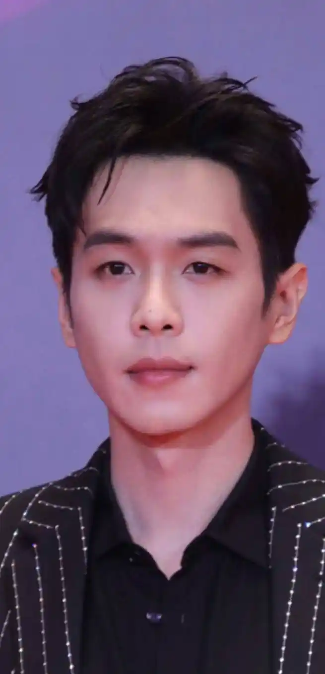 尖叫之夜男明星怼脸生图:白敬亭斗鸡眼,魏大勋鼻子歪,王一博假_女明星