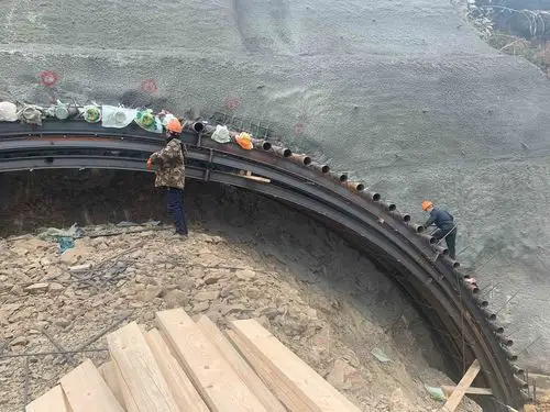 5,北侧左线隧道洞口护拱套管安装