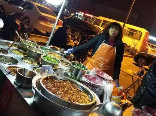 大妈街边摆摊卖馍夹菜,一份10元随便挑,食客们塞菜都有了经验_加盟星