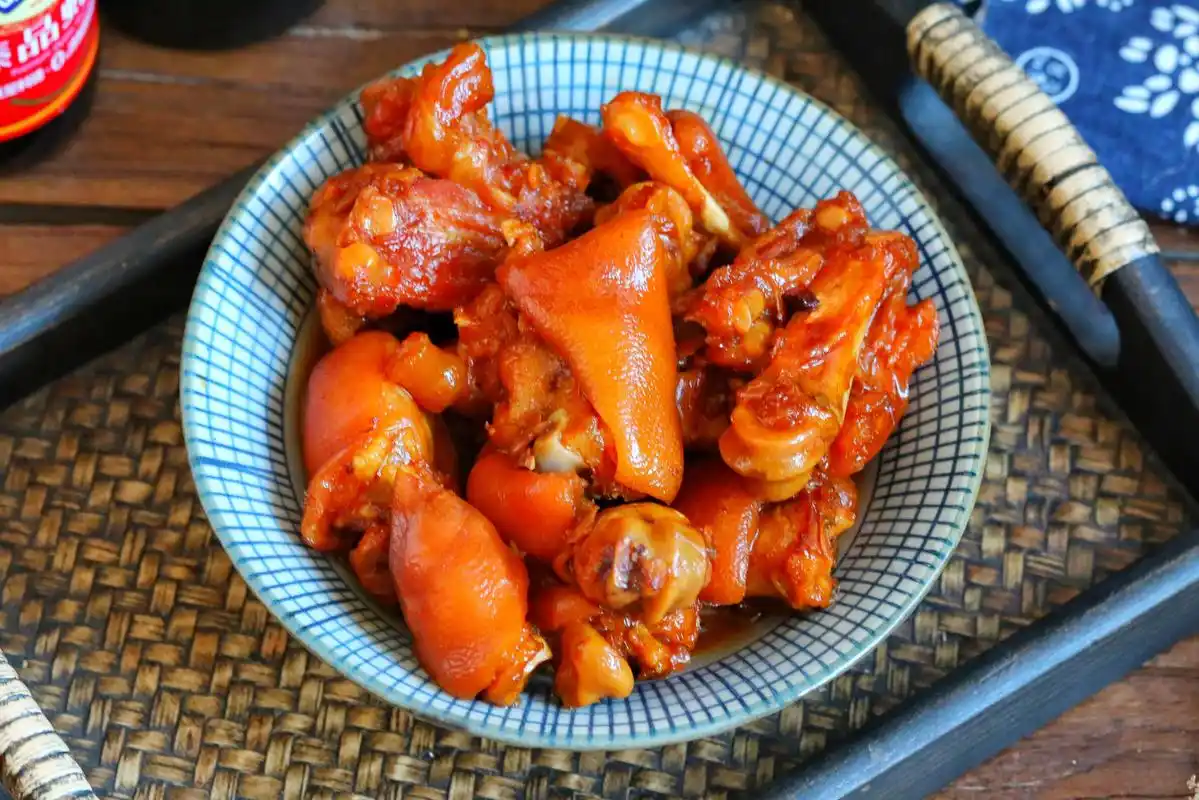 原创酱卤猪蹄自己做,红润诱人,酱香浓郁太香了,全家人几分钟就啃光