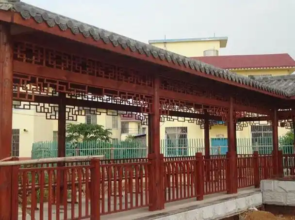 独特设计:防腐木凉亭走廊展现个性化的建筑风格