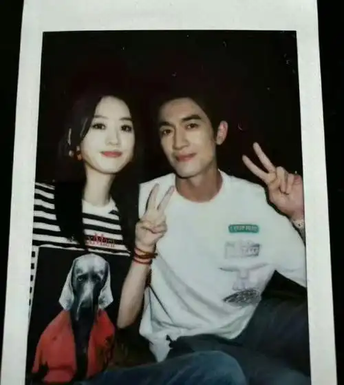 赵丽颖林更新晒合照,两人同框比剪刀手太般配,文案澄清恋爱谣言