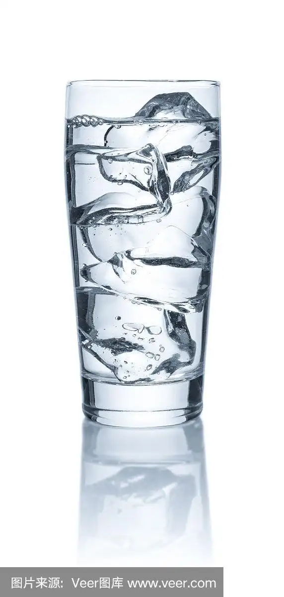 白色背景上的一杯水和冰块