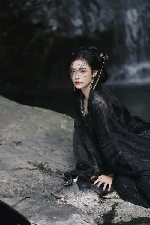 许佳琪黑衣古风写真