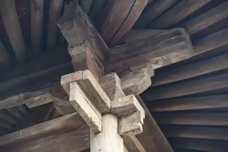 后大殿为二层结构,面阔五间,进深二间,悬山式屋顶,上层为藏经阁,内奉