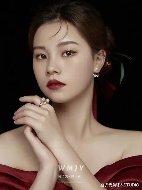 一,韩式清冷气质妆:近肤色的裸妆粉底,不过多修饰的发型,保留韩式妆容