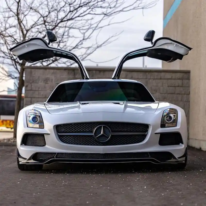 奔驰sls级amg是德国豪华汽车制造商奔驰生产的一款高性能跑车,于2010