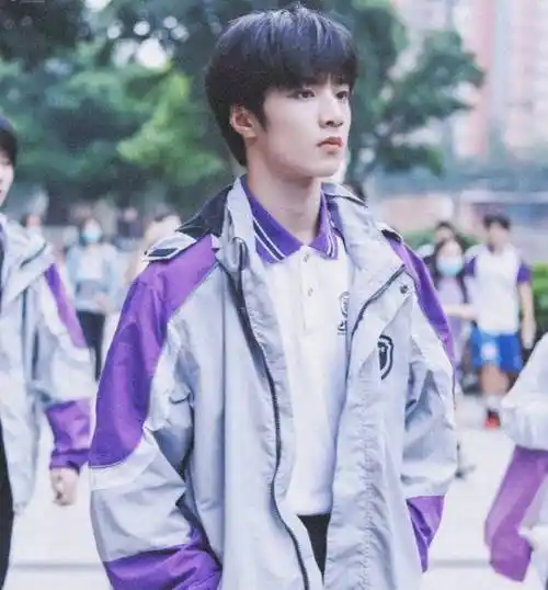 tnt刘耀文拍初中毕业照,满屏洋溢青春活力,粉丝:私生拍的?