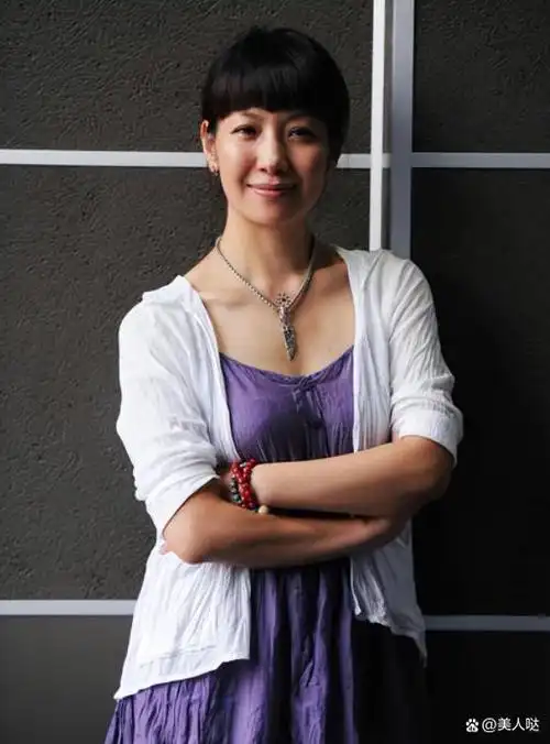 胡军藏了30年的妻子原来这么漂亮,穿搭朴素却难掩骨子美