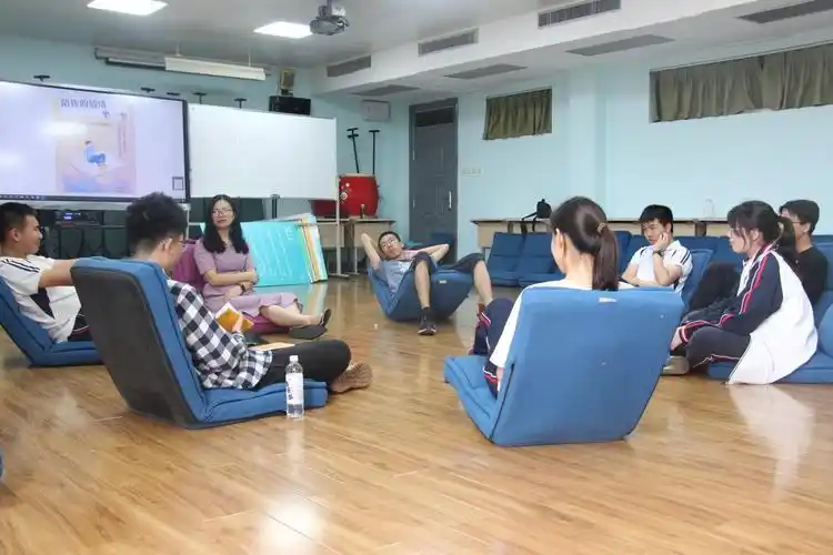 坐一坐"——高三专场备考团体心理辅导于科技楼西区403教室顺利进行
