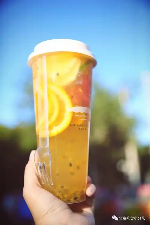 水果茶的外带杯盖设计的很紧,倾斜成锐角也不会滴出水来.