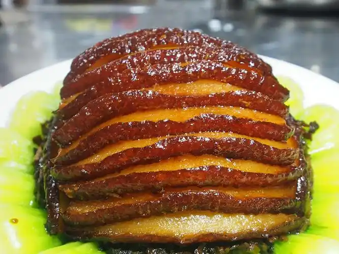 此菜是四川传统"三蒸九扣"菜式之一,又称"扣肉".