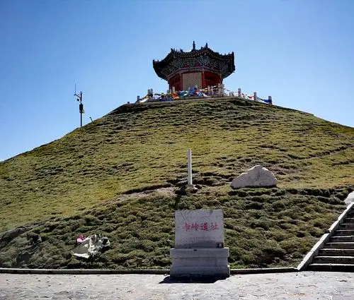 日月山顶部由第三纪紫色砂岩组成,山体呈现红色,故古代被称为"赤岭".