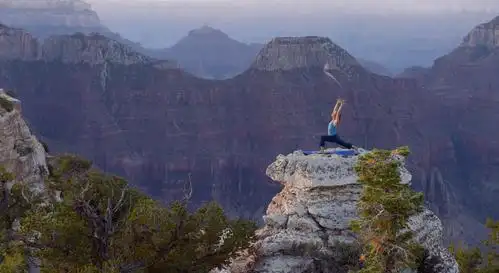 在亚利桑那州大峡谷国家公园奇绝的岩层之巅展现瑜伽身姿