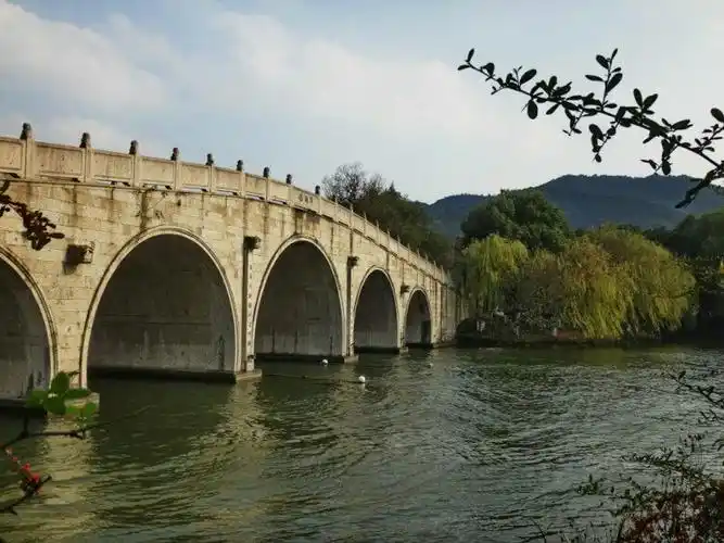 旅行 湘湖        跨湖桥文化遗址,是国家级文物保护单位,这里出土了