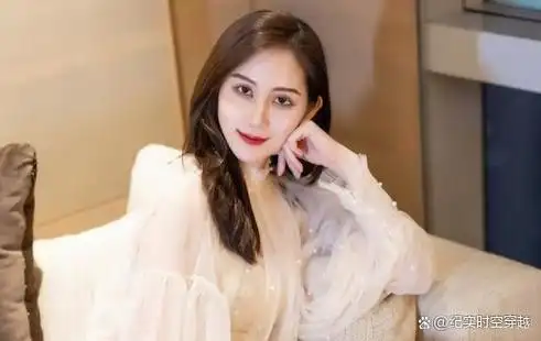 不慎间,我的手碰到了她的胸部,触感柔软.