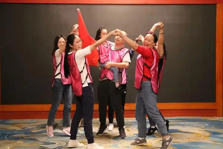 有老中青三代齐全,"c位是我的"的生产部,更有"感觉人生已经达到巅峰!